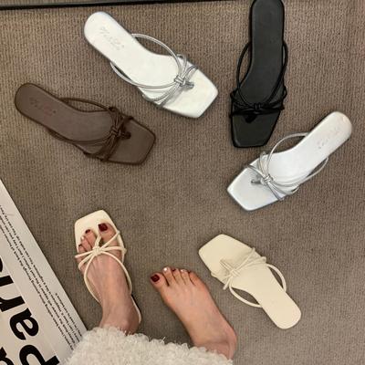 Koreanische Version von Retro-Slippern für Damen-Sommerbekleidung 2024 neu flachsohlige einfache Zehensteg-Rutschfest-Römische Fischgräten-Kühle Slipper
