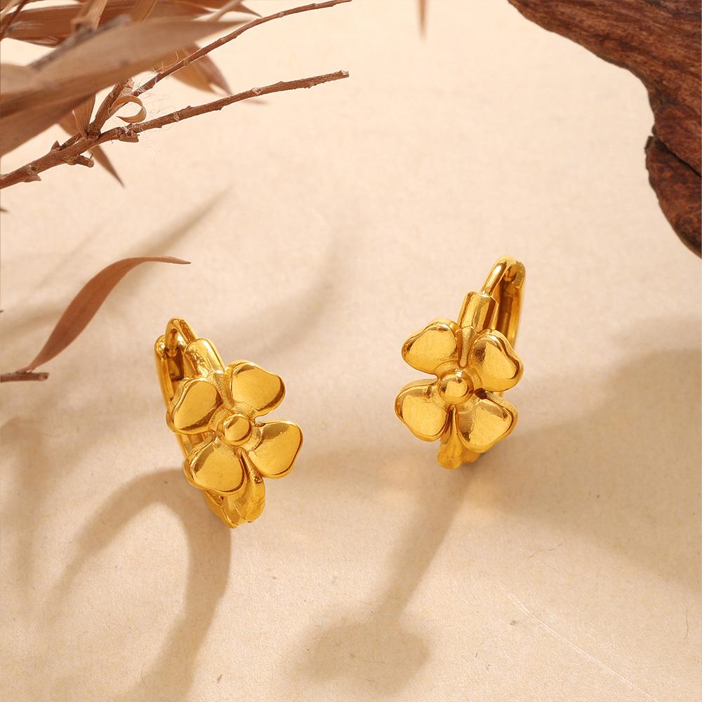 Elegant Four-Leaf Clover Earrings for Women – Versatile, Daily Wear with a Touch of Luxe.