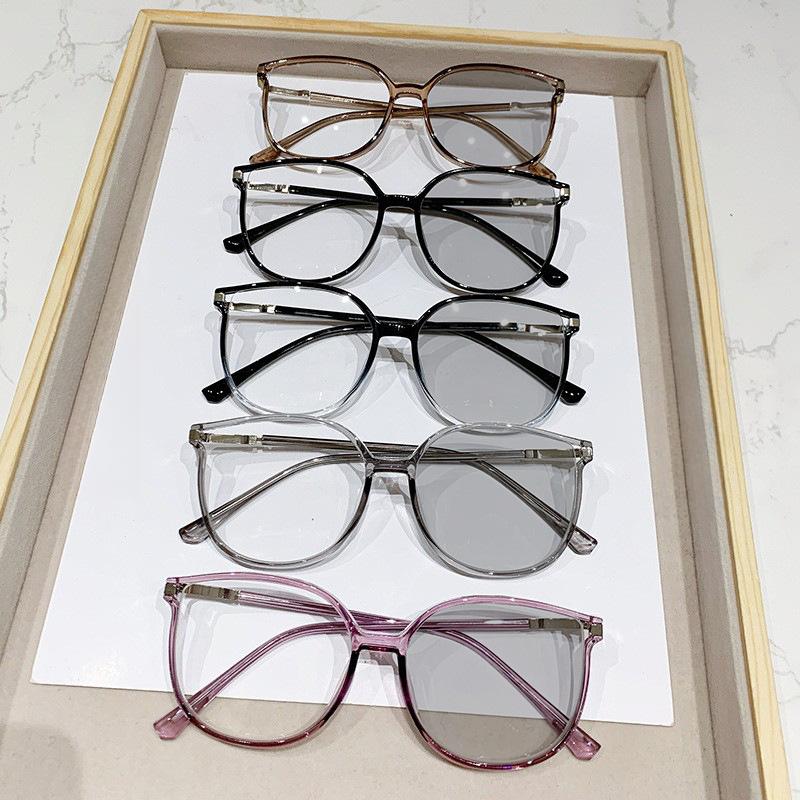 Ultra Light Large Frame Myopia Eyewear Photochromic Blue Light Blocking Female and Male Stylish Classic Near Sight Eyeglasses