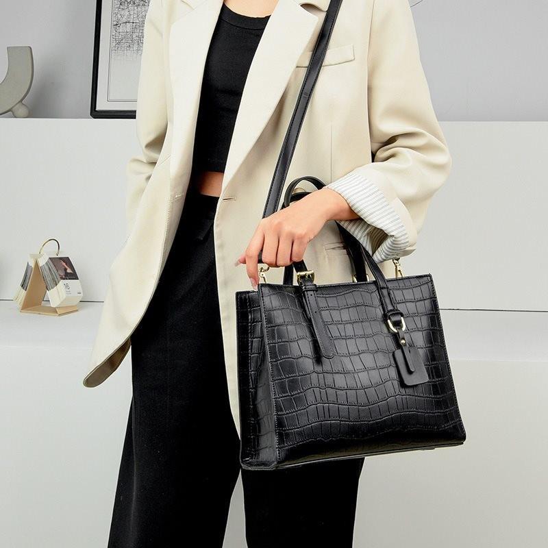 Stylish Minimalist Large Tote Bag For Women With Crocodile Pattern For Daily Use