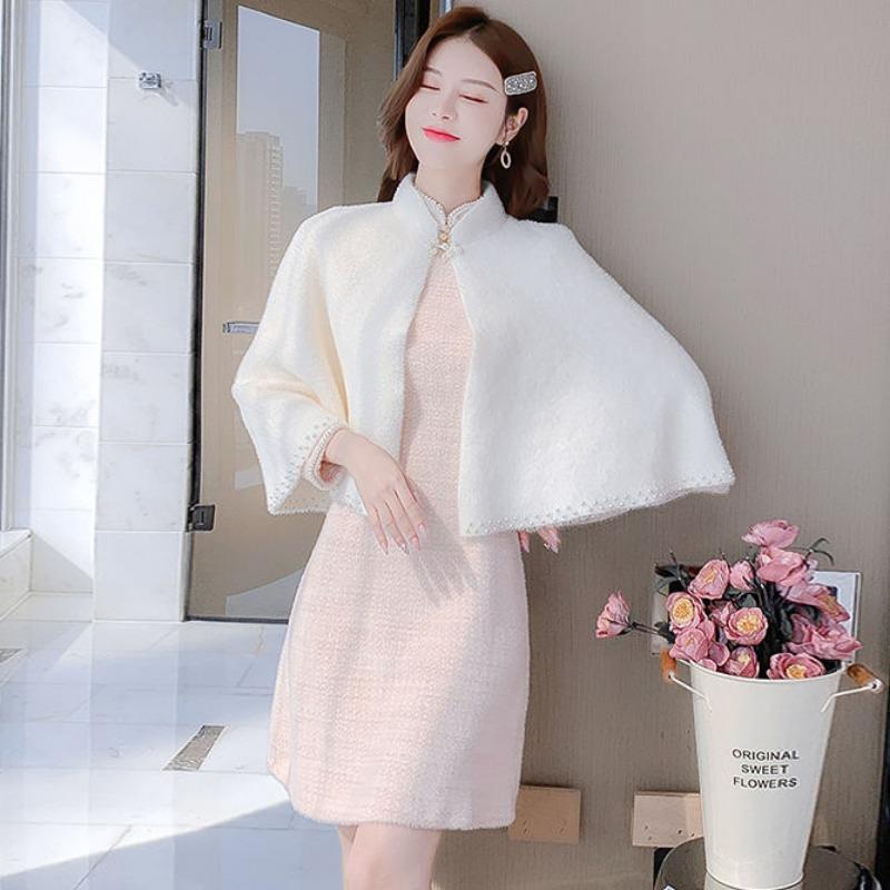 Tragen Sie einen Umhang über einem Schal, einer Strickjacke, einem kleinen Mantel und einem Strickpullover für Herbst und Winter