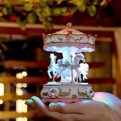 Retro Romantik Çocuk Lüks Atlıkarınca Clockwork Mekanizması Döner LED Işık sevgililer Günü Hediyeleri İşi Ev Doğum Günü Müzik Kutusu