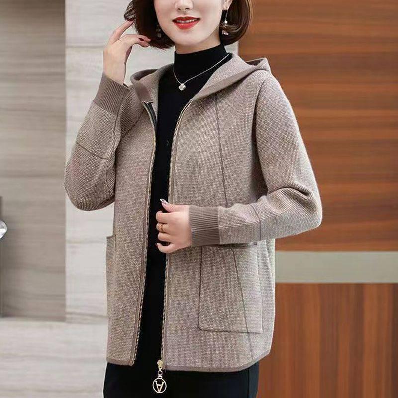 

Мамин весенне-осенний шерстяной кардиган с капюшоном: Модное короткое вязаное пальто 2025 года для женщин среднего возраста с карманами. L (90-110 jin)