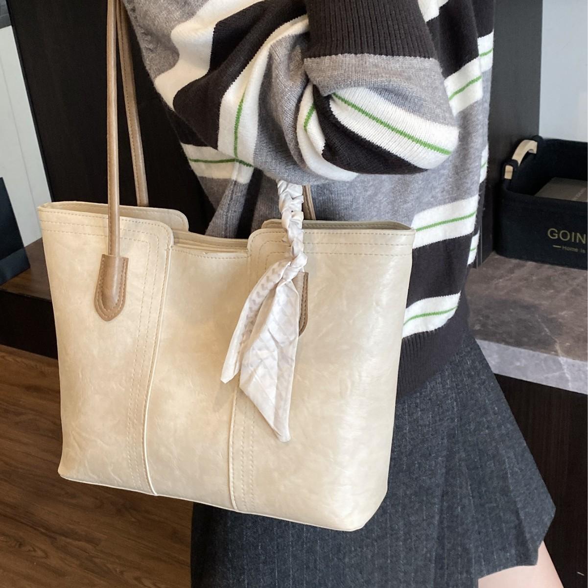 

Tote bag women s 2025 autumn and winter new large-capacity fashion commuter shoulder bag college student commuter armpit bag белый