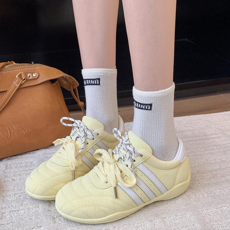 Czarne oddychające sneakersy 2025 lato nowe retro płaskie casualowe buty damskie wszechstronne wewnętrzne podwyższające wzrost niemieckie buty treningowe