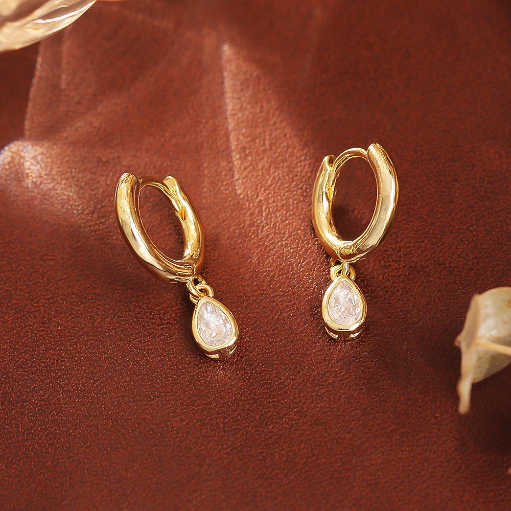 Minimalistische Zirkon-Ohrringe in Tropfenform aus vergoldetem Kupfer