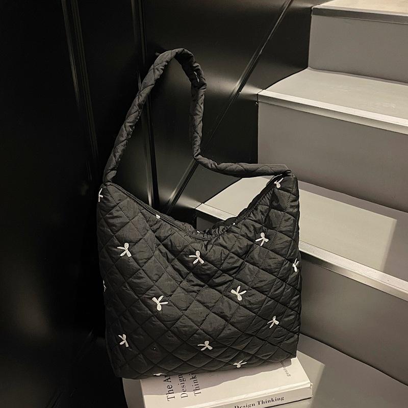 

Casual large capacity bag women s underarm bag 2025 new embroidered bow bucket bag nylon cloth shoulder bag чёрный