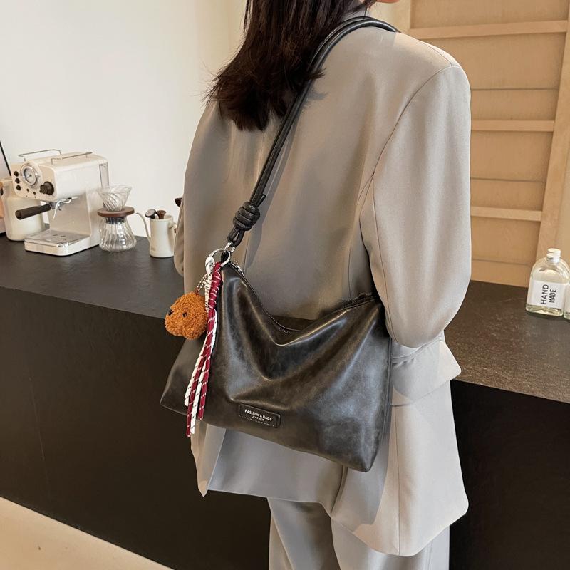 Retro Matte Small Bag Women 2025 New Casual Versatile Messenger Bag Commuter Shoulder Bucket Bag