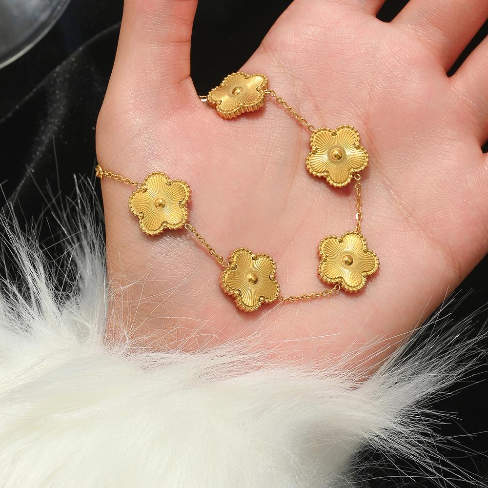 Elegant Five-Petal Flower Women's Bracelet - Luxurious, Shiny, and Minimalistic