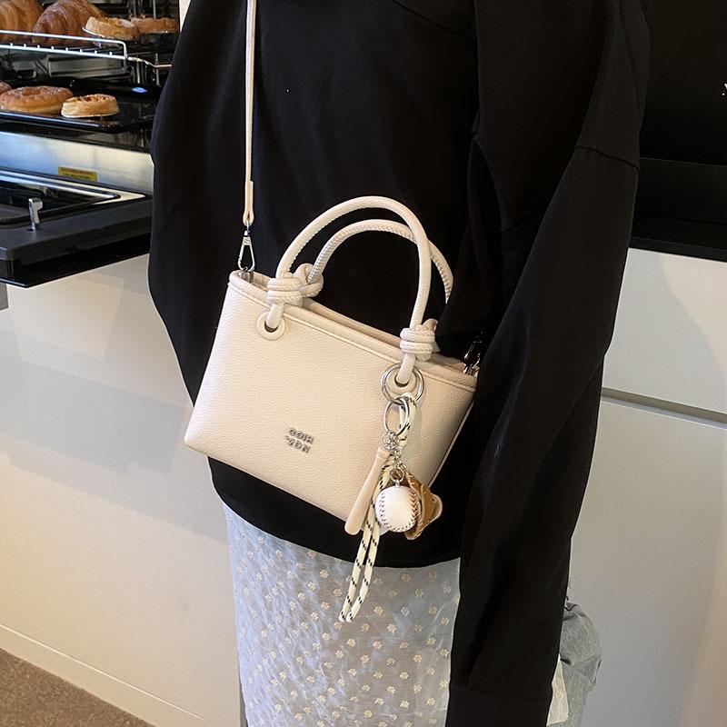 Fashion Handbag Women's New Versatile Single Room Bag Casual Commuter Messenger Bag