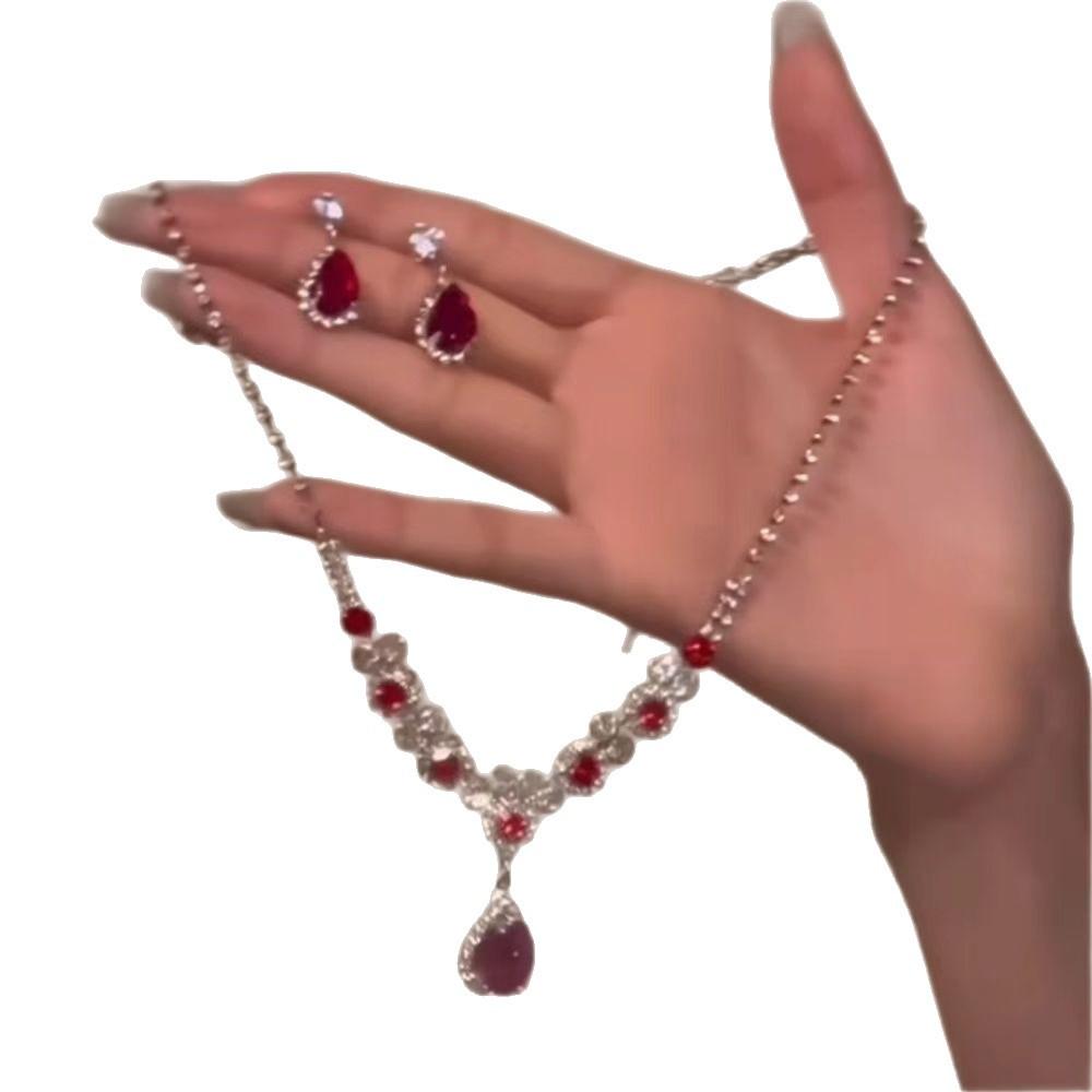 [Rich Girl's Daughter] Red Water Drop Flash Diamond Necklace Women's New Fashion Elegant Extravagant Suit Clavicle Chain Accessories