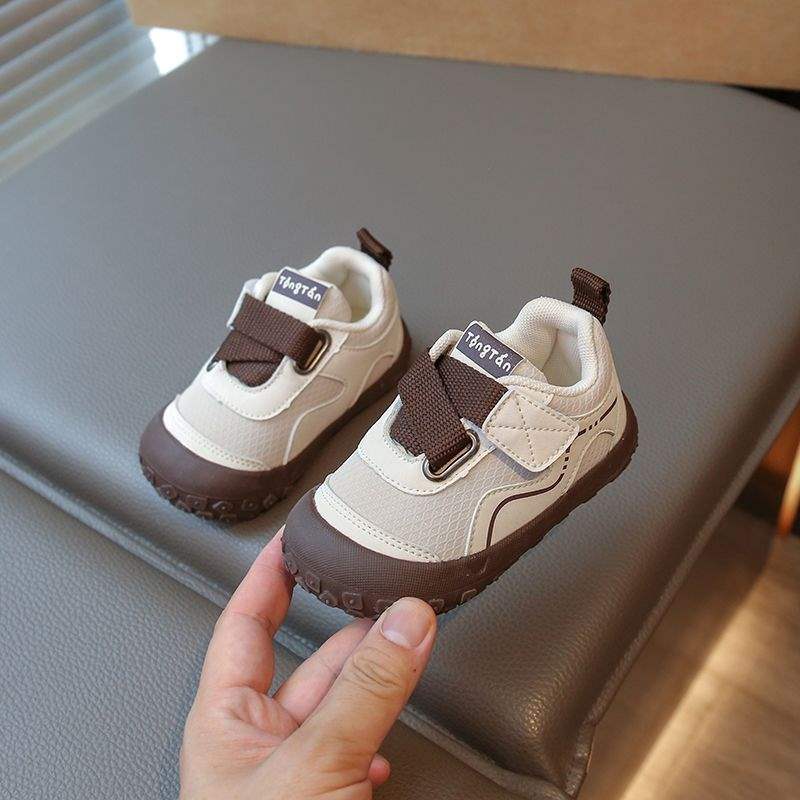 2025 Herbst neue Jungen und Mädchen weichsohlige Kleinkinderschuhe rutschfeste Babyschuhe rutschfeste Kinderfunktionsschuhe Lederoberfläche