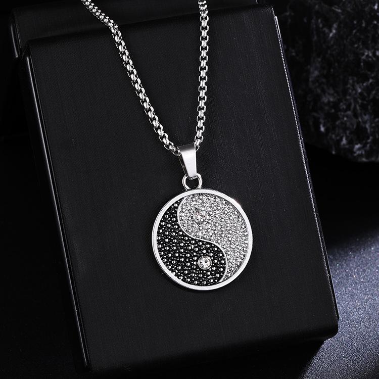Collana con Ciondolo Yin Yang in Diamante Retrò Europeo e Americano - Catena per Maglione Tai Chi Personalizzata, Accessorio alla Moda in Acciaio Inossidabile