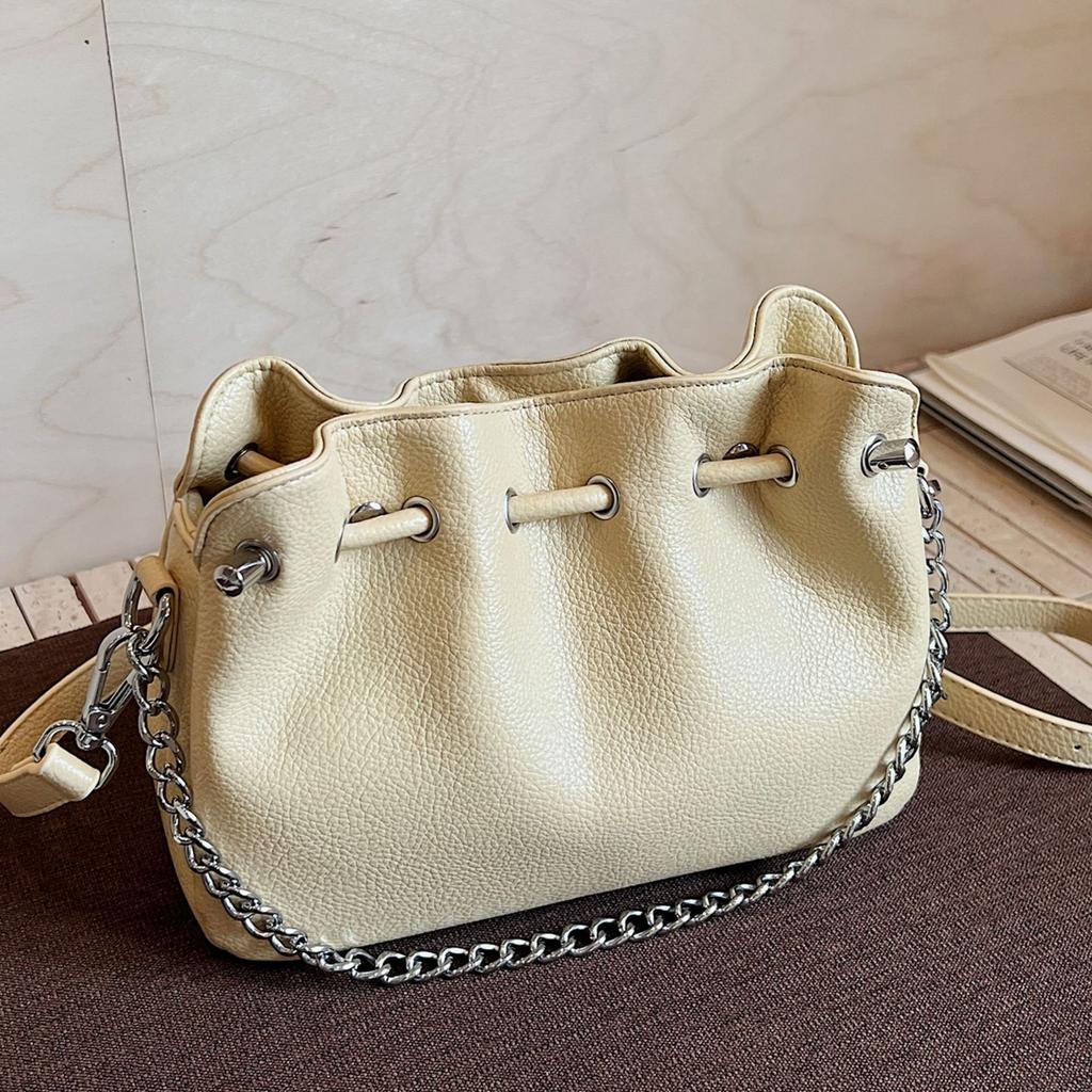 New pleated shoulder bag chain fashionable bucket bag high value versatile large capacity light luxury messenger bag women