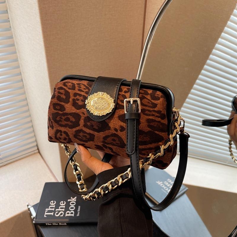 Premium bag women's autumn and winter new retro leopard print messenger bag versatile chain clip small square bag