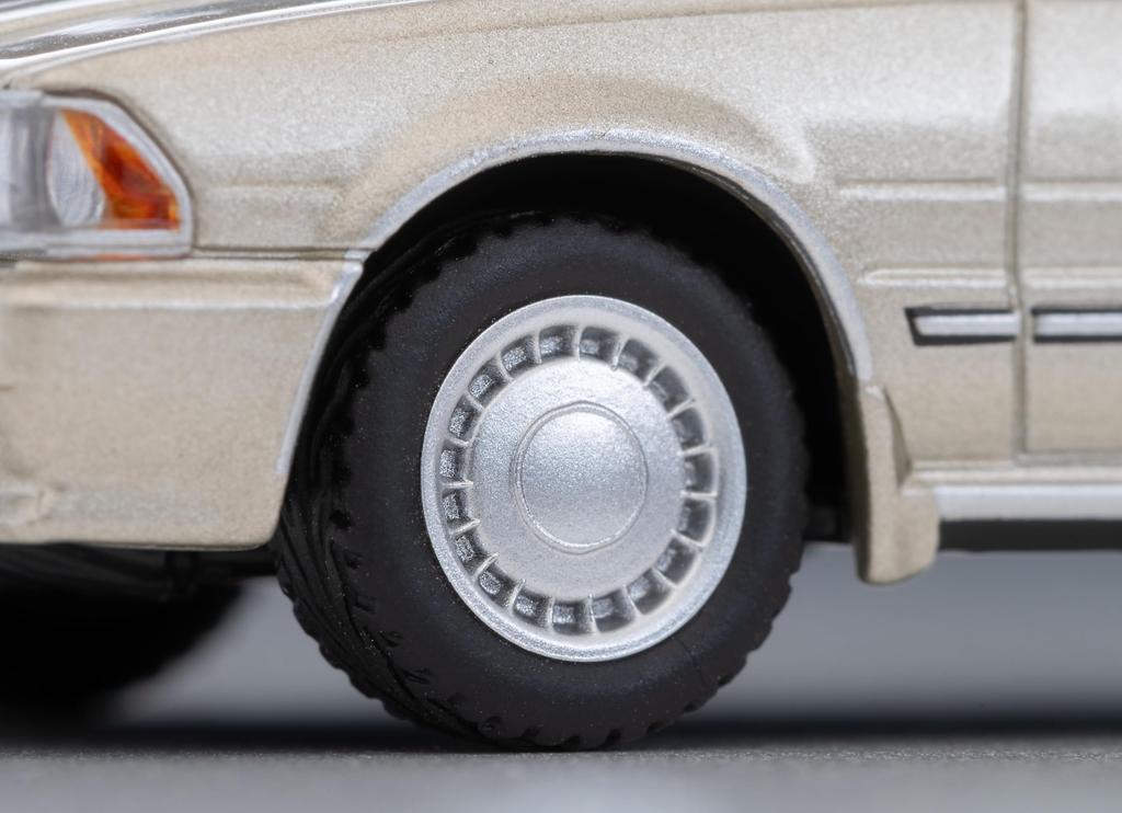 TOMYTEC Tomica Limited Vintage Neo 1/64 Scale LV-N368b Nissan Cedric HT V20 Twin Cam Turbo Gran Turismo SV Yellowish Silver 1989 Model (Finished Model