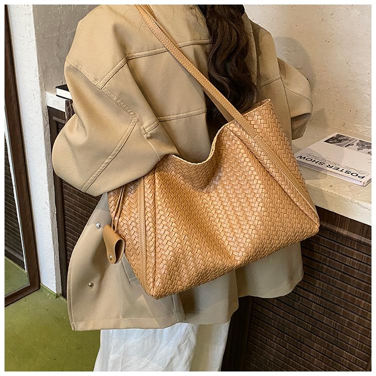 Retro woven bag women's large-capacity new autumn and winter versatile casual shoulder bag commuting