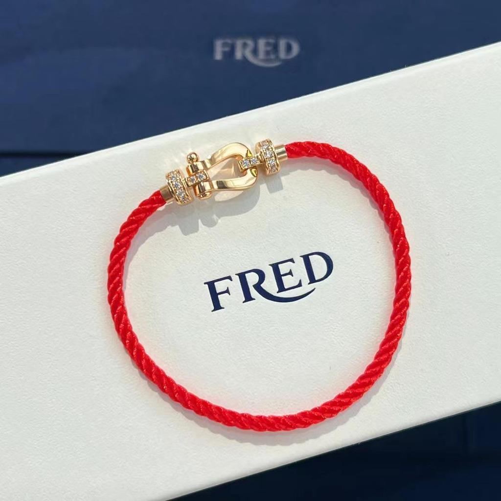 Fred High-End Náramek s podkovovou sponou a červenou šňůrkou s diamanty z 18karátového růžového zlata pro páry