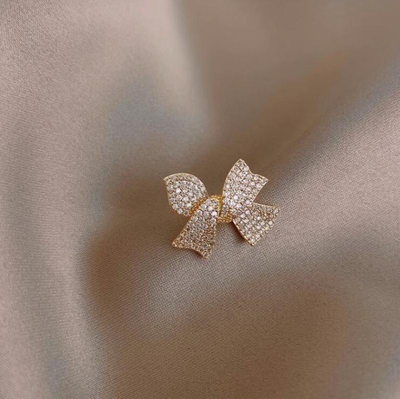 Fashion Retro Alloy Big Brooch Bow Pin Temperament Versatile Clothing for Women Jewelry