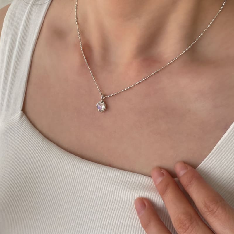Melliv Silver Melting Round Moonstone Necklace_mvn44