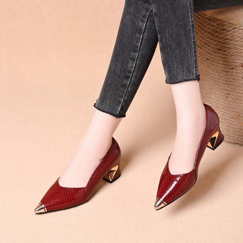 Spetsig temperament grund mun medelhög klack enkla skor damskor högklackade damskor mångsidiga grund mun tjock klack skor