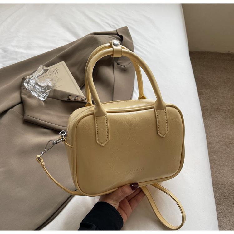 

Premium oil wax leather retro small bag women 2025 new summer and winter versatile messenger bag portable small square bag