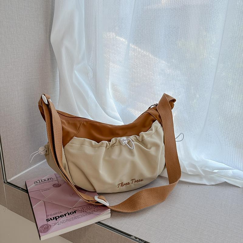 

2025 autumn new fashion foreign style messenger dumpling bag women s Japanese niche design commuter drawstring shoulder bag коричневий