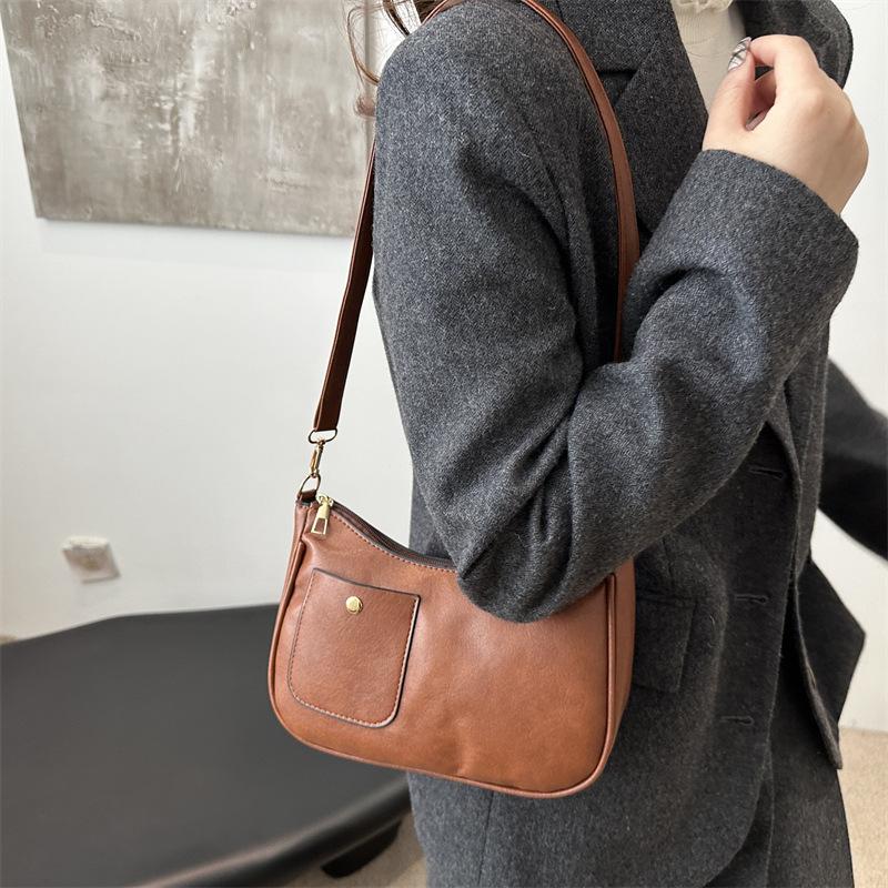 Texture niche simple shoulder armpit bag women s bag trendy versatile women s versatile crescent bag светло-коричневого