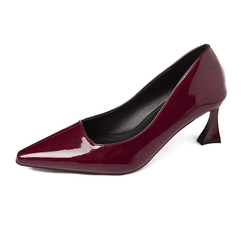 

Burgundy thick heel temperament single shoes women s 2025 summer new versatile horseshoe heel shallow mouth sexy pointed high heels 34
