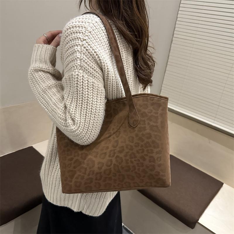 Large capacity fashionable and versatile large bag women's new trendy tote bag textured shoulder armpit bag
