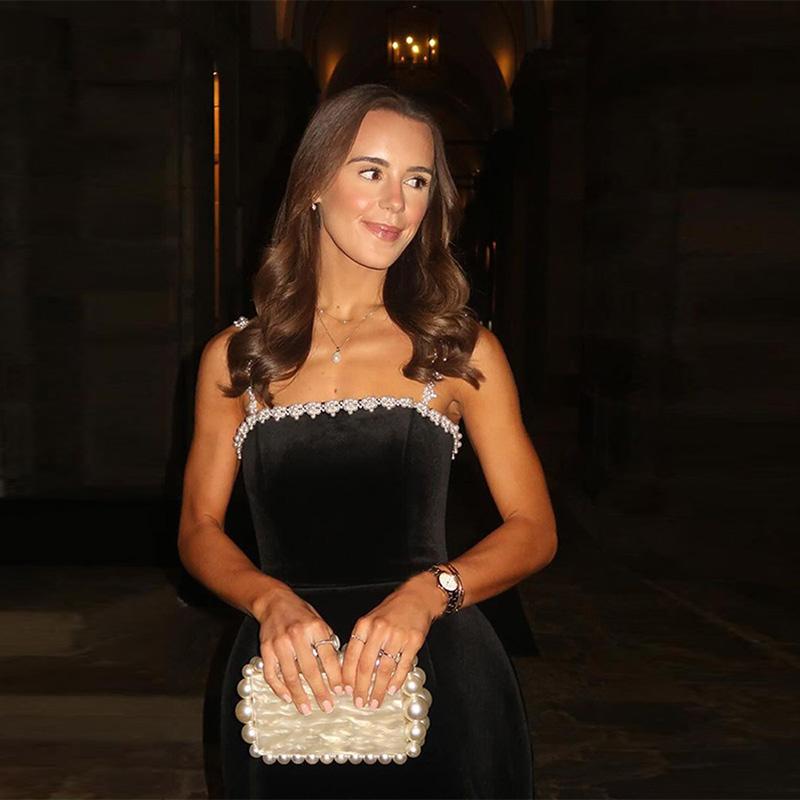 Černé sametové dámské minišaty s kamínkovou ozdobou Elegantní bez rukávů s vysokým pasem Áčkového střihu Šaty na ramínka Dámské večerní společenské šaty Župany