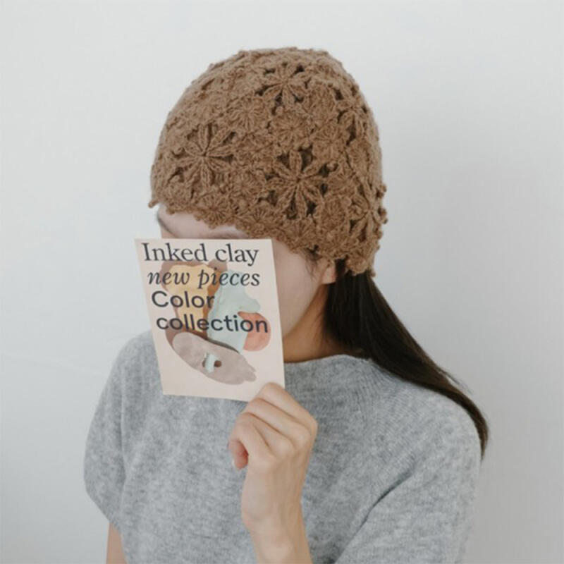 Damen gehäkelte Mütze mit Blumenmuster Bouclé Wintermütze