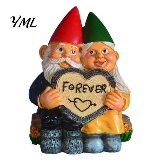 Cute Dwarf Figurines with Heart Sign Garden Gnome Couple Figurine for Outdoor Decoration, Resin Sculpture Patio Yard Waterproof Decorations Lawn Porch