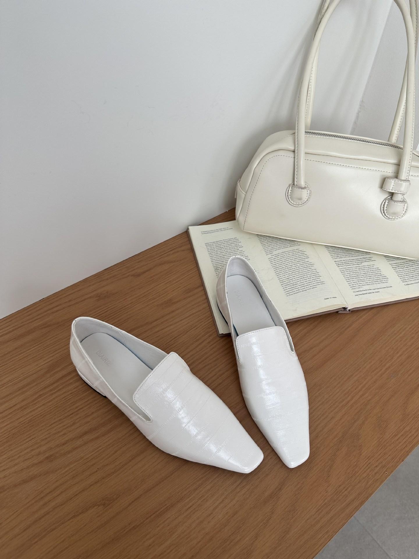 British Retro Square Head Loafers Women S Versatile Deep Mouth Single Shoes Low Heel Embossed Commuting Lazy Small Leather Shoes 35 белый 5790₽