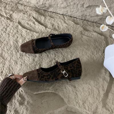 Scarpe singole con zeppa interna stampa leopardo da donna autunno inverno 2024 nuove scarpe in pelle piccola a punta quadrata fibbia a T retrò francese Mary Jane