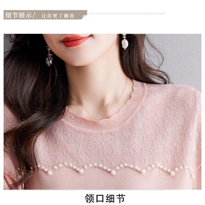 Haut en maille à manches courtes et col ondulé pour femme, orné de perles, idéal pour les trajets quotidiens.