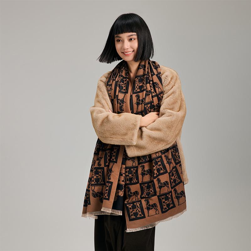 Geometriska bokstäver är kontrasterande färger, dubbelsidig imitationskashmirscarf, vinter exklusiv varm sjal