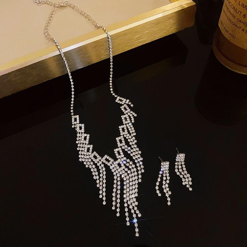 Rhinestone Teardrop Geometric Necklace - Elegant European and American Fashion Design for Women