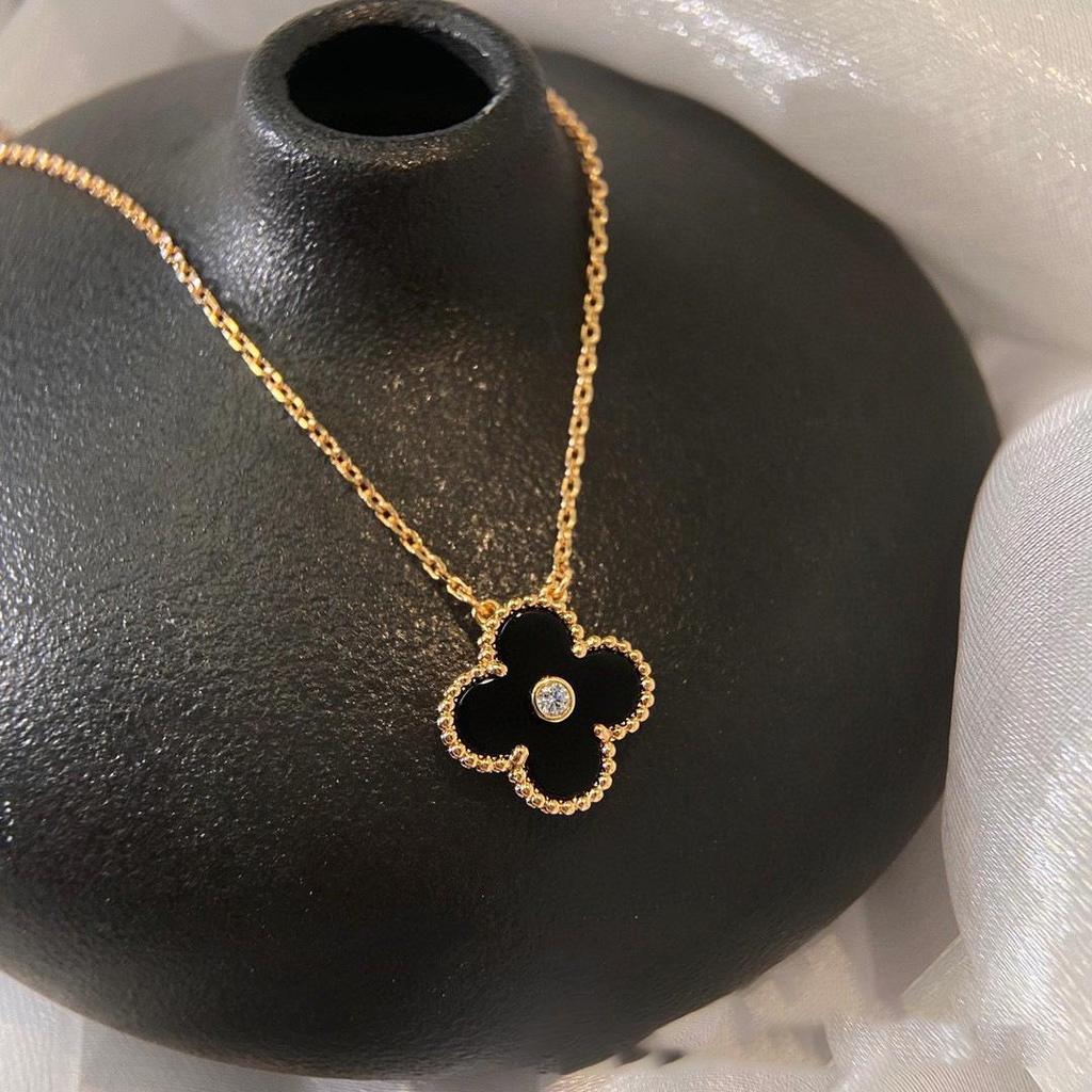 Collar de Trébol de Cuatro Hojas de Plata de Ley S925, Chapado en Oro con Nácar y Ágata sobre una Cadena Clavícula Cortada con Láser.