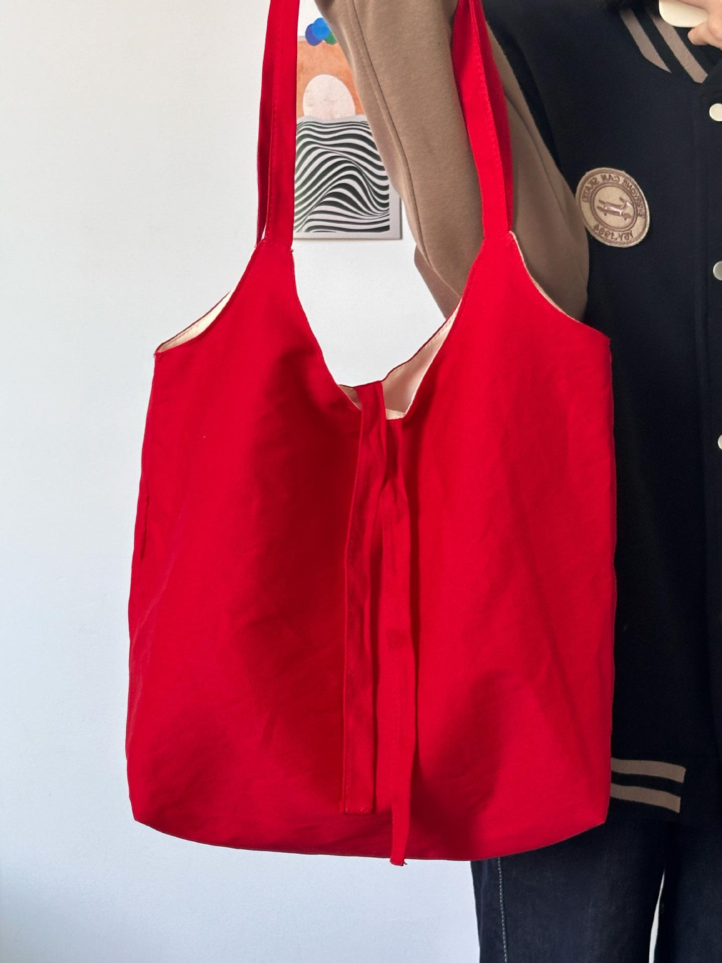 

Портативна полотняна сумка в смужку вітру. Жіноча сумка на плечі нового дизайну великої місткості під пахвами. червоний