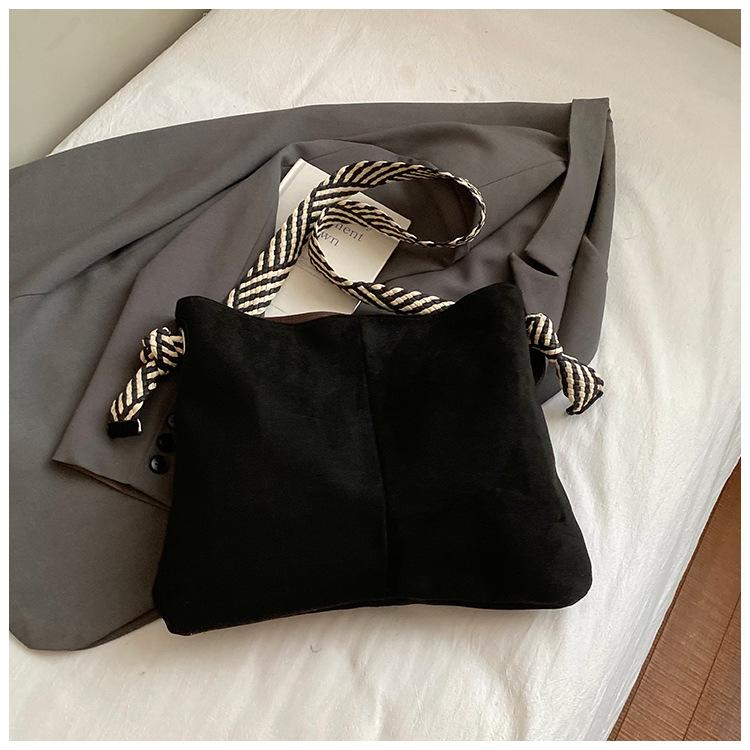 Fashion 2025 autumn new simple retro texture casual tote bag wide shoulder strap large capacity shoulder messenger bag