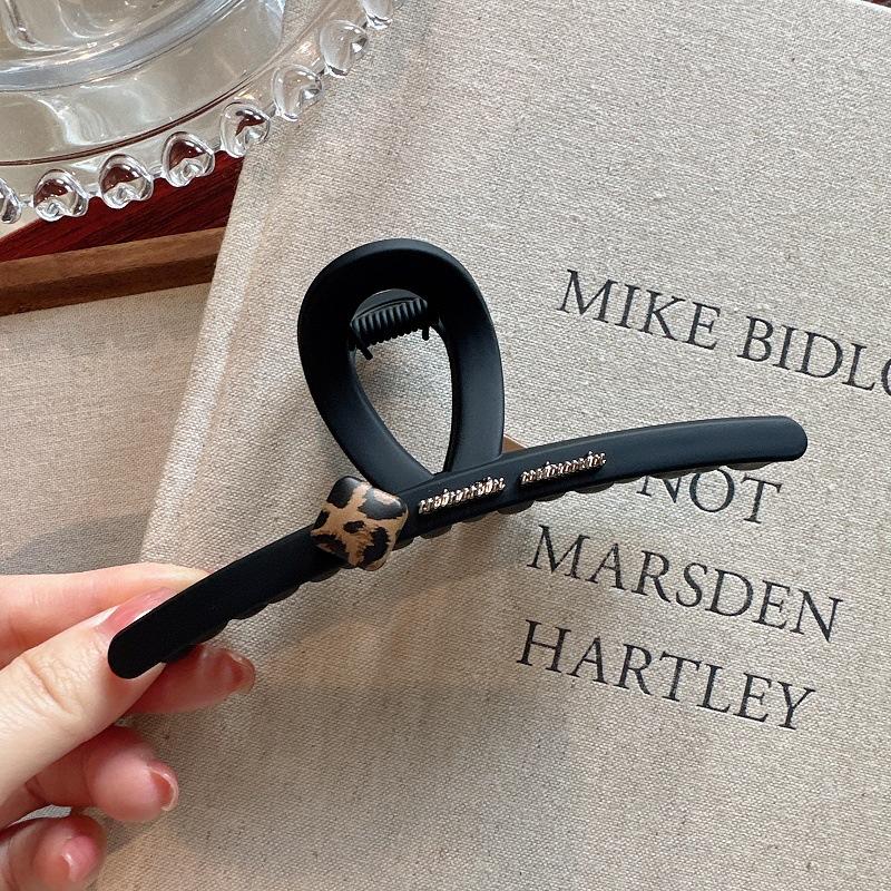 

Корейский Новый Стиль Высококлассный Универсальный Матовая Текстура Леопардовый Принт Сердце Звезда Зажим для Волос Клешня, Большой Размер для Женщин