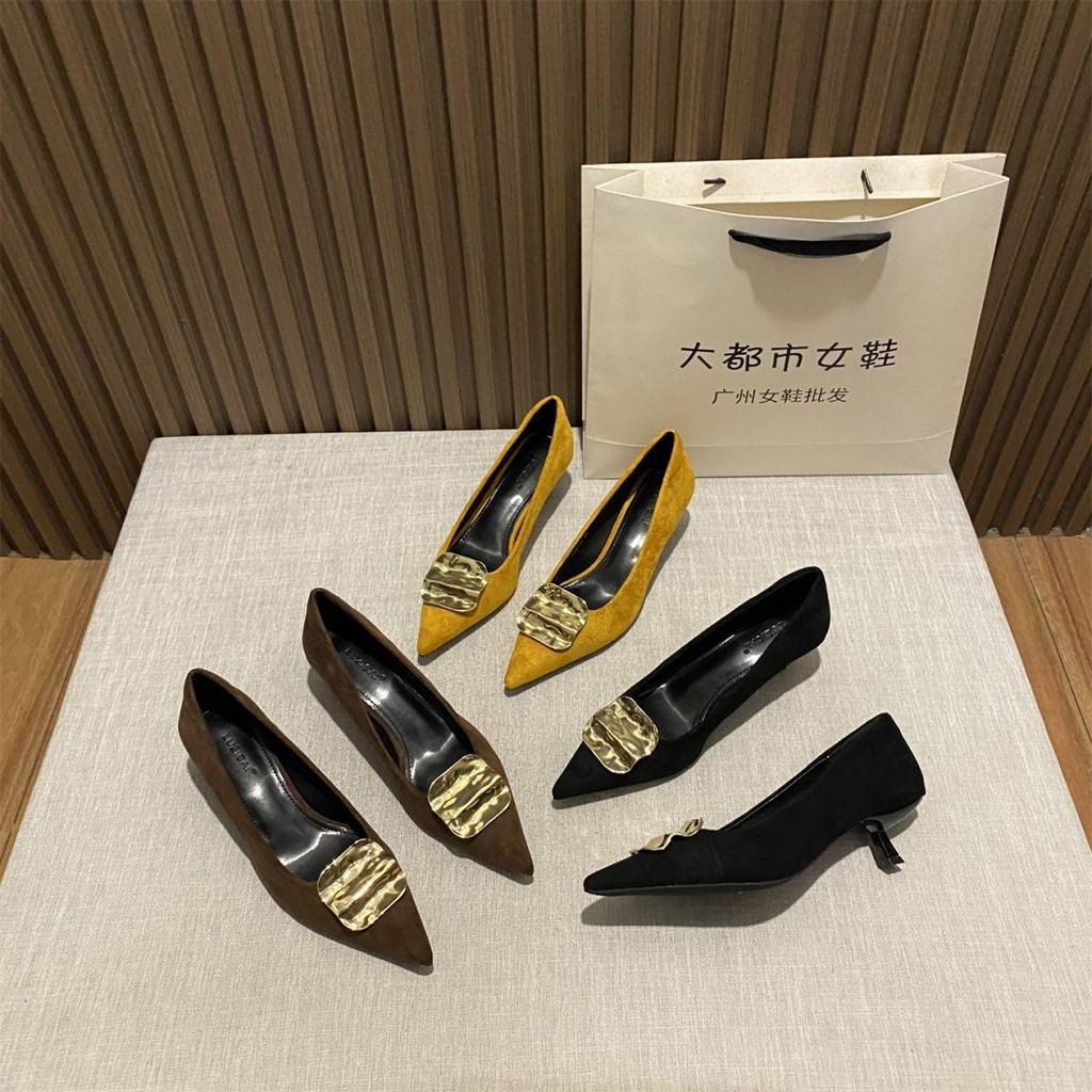 Herbst und Winter 2025 neue Mode vielseitige spitze Ferse flacher Ausschnitt Einzelne Schuhe Damen Metall Schnalle Temperament hoher Absatz Damenschuhe