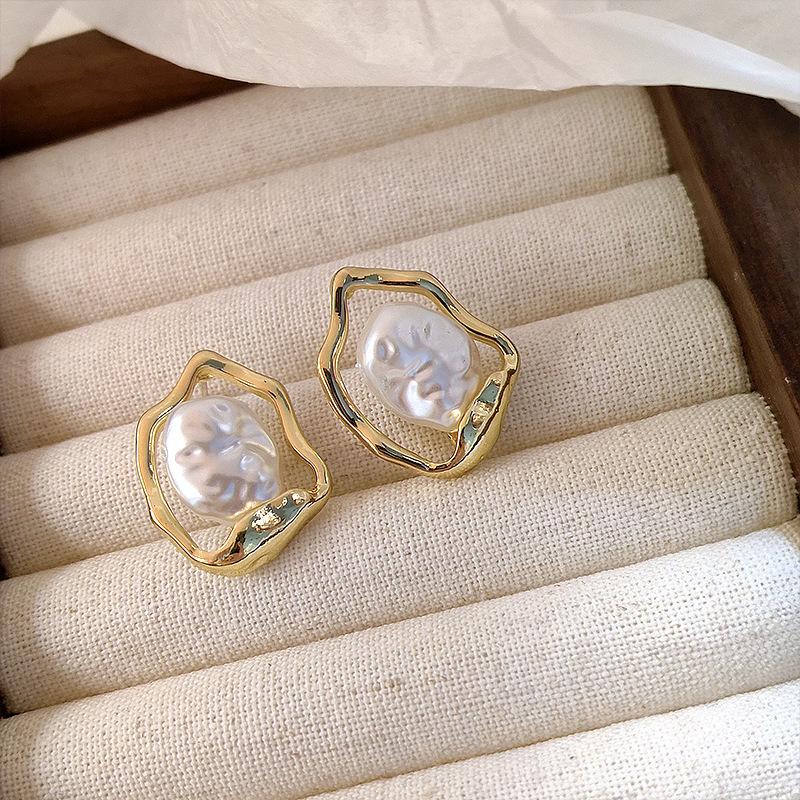 

Elegant Pearl Stud Earrings for Women - High-End, Versatile Design золотий