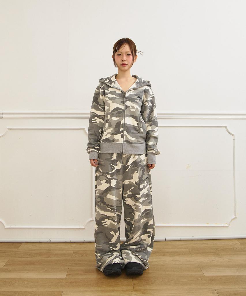 Tansanmageunesyum Juyoung X Tansan Studded Sweatpants (Camo Ivory)