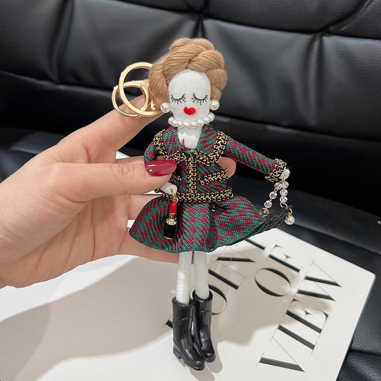

Милый держатель для ключей от машины с одеждой в форме куклы, стильный брелок, идеальная идея для подарка StyleD