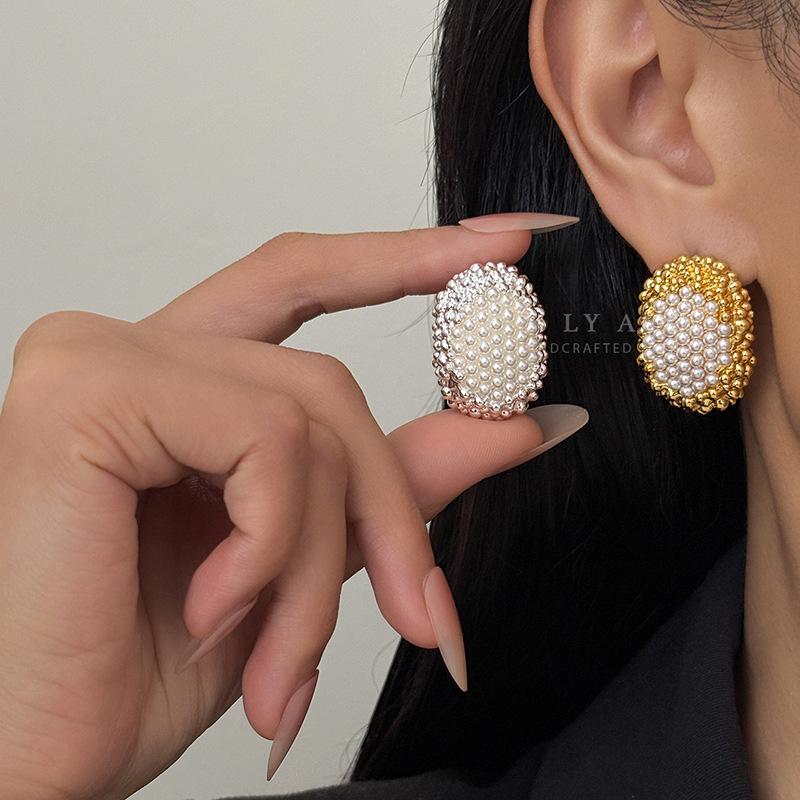 French retro pearl stud earrings warm and full woven earrings high-end light luxury design gentle and noble versatile earrings