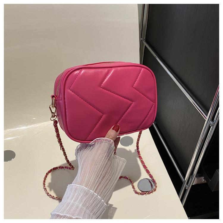 

Однотонная повседневная осенняя повседневная 2025 новая модная простая вышивка нитью трендовая цепочка кроссбоди на плечо маленькая квадратная женская сумка розы красного