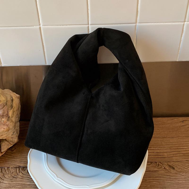 Hand-held Cloud Bag with Pleated Design, Featuring A Sophisticated and Simple Style of Handbag.