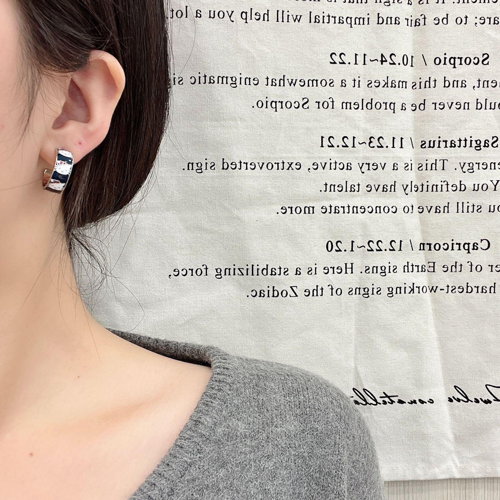 

Серьги Dopamine Cat осень/зима: Милые, высококачественные, универсальные серьги для милых девушек E0891 KT cat ear hoop oil drop earrings